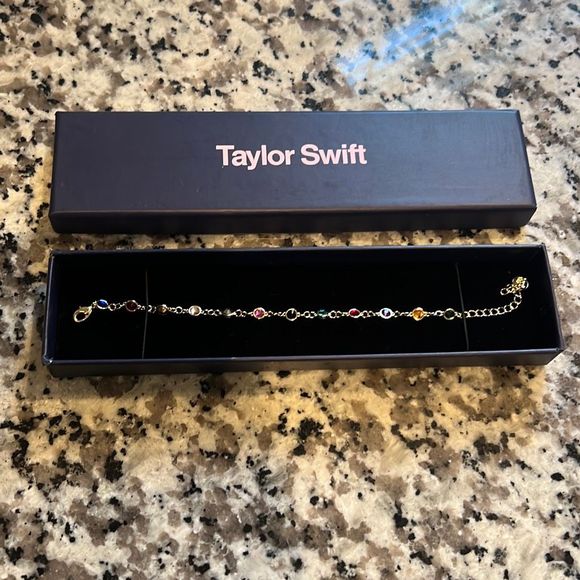 TAYLOR SWIFT BEJEWELED BRACELET - Picture 4 of 8